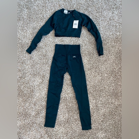 Balance V2 Seamless Long Sleeve Crop Top - Forest Green in XS - Picture 5 of 8